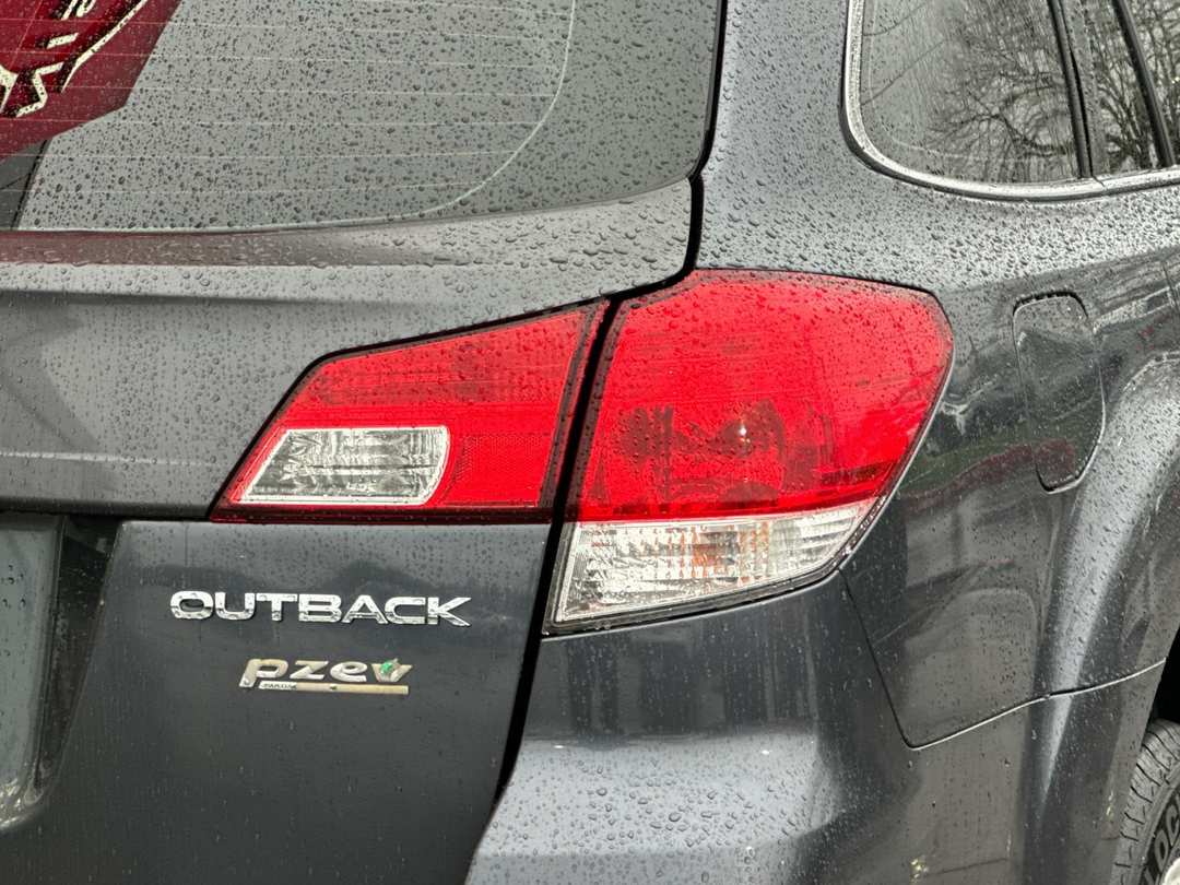 2014 Subaru Outback 2.5i - Image 21