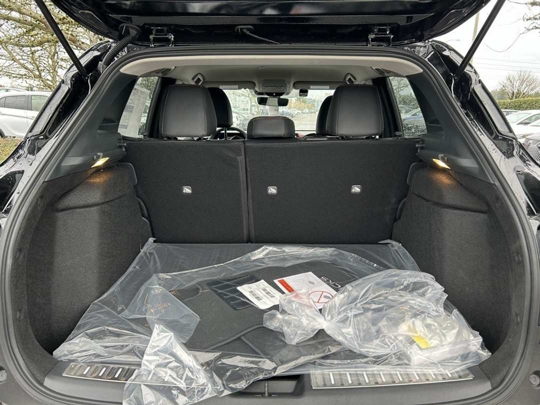 2025 Nissan Kicks SR - Image 24