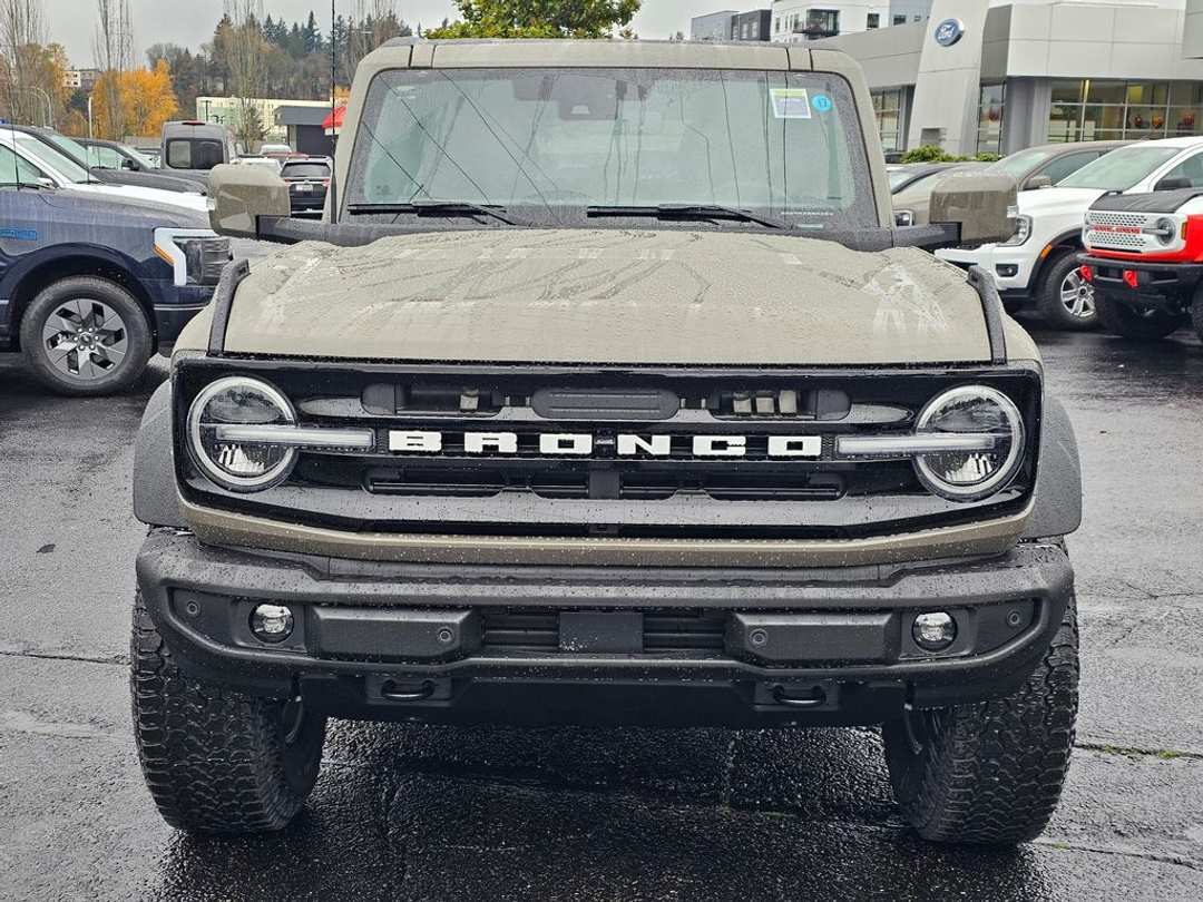 2025 Ford Bronco Outer Banks - Image 2