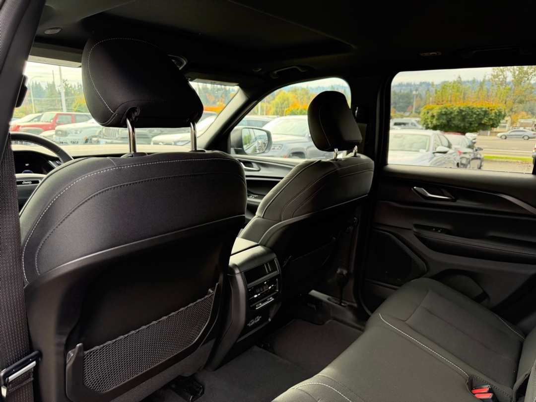 2025 Jeep Grand Cherokee Laredo X - Image 28