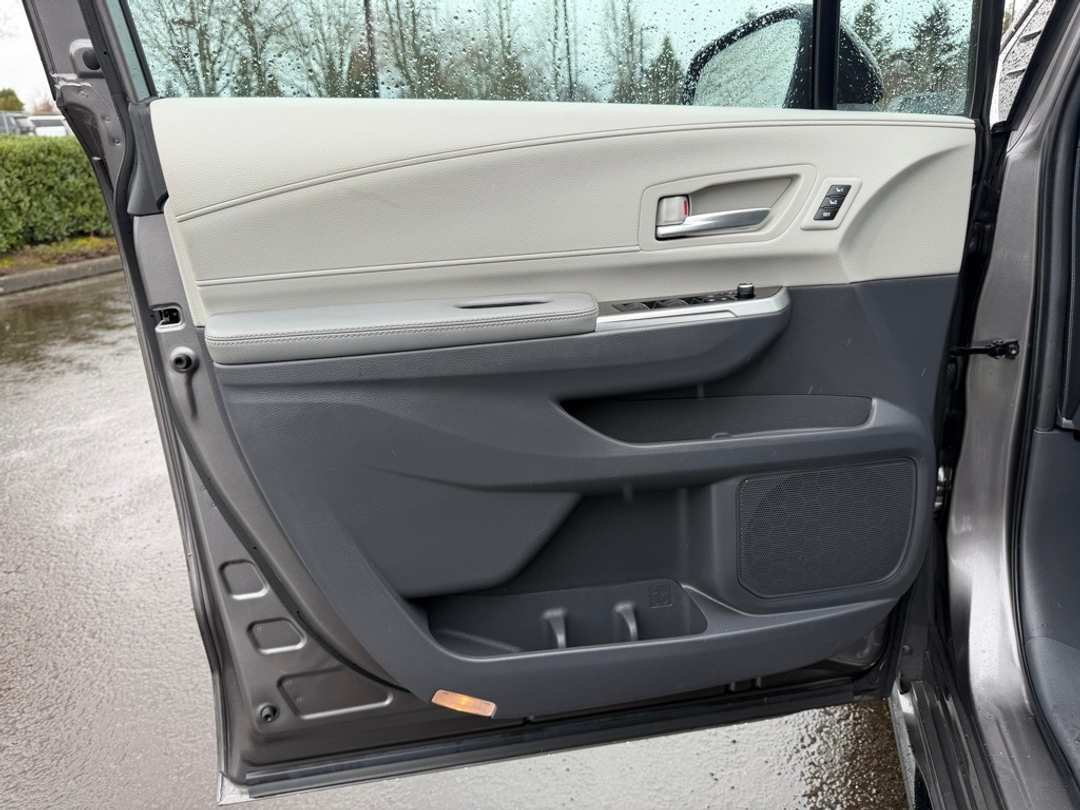 2024 Toyota Sienna Limited - Image 12