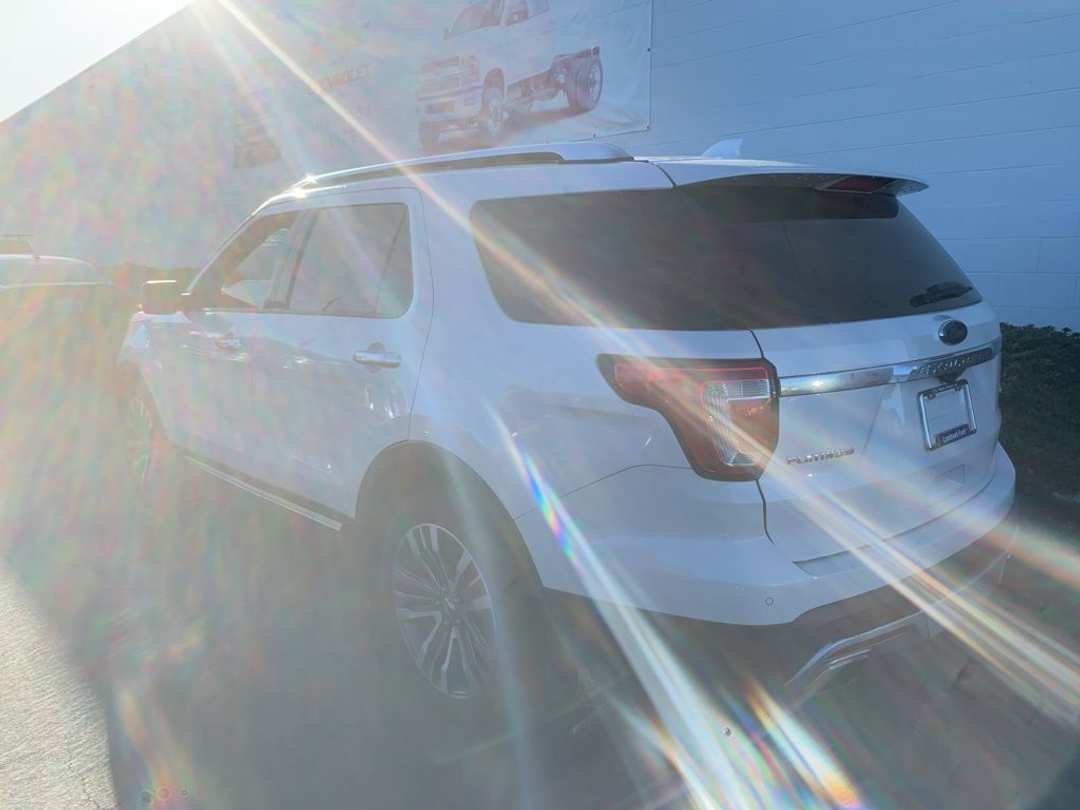 2017 Ford Explorer Platinum - Image 2