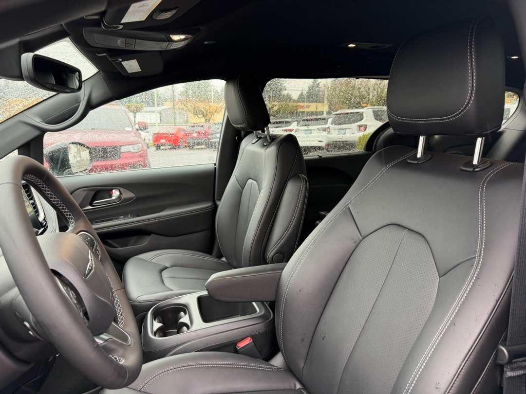 2026 Chrysler Pacifica Select - Image 15
