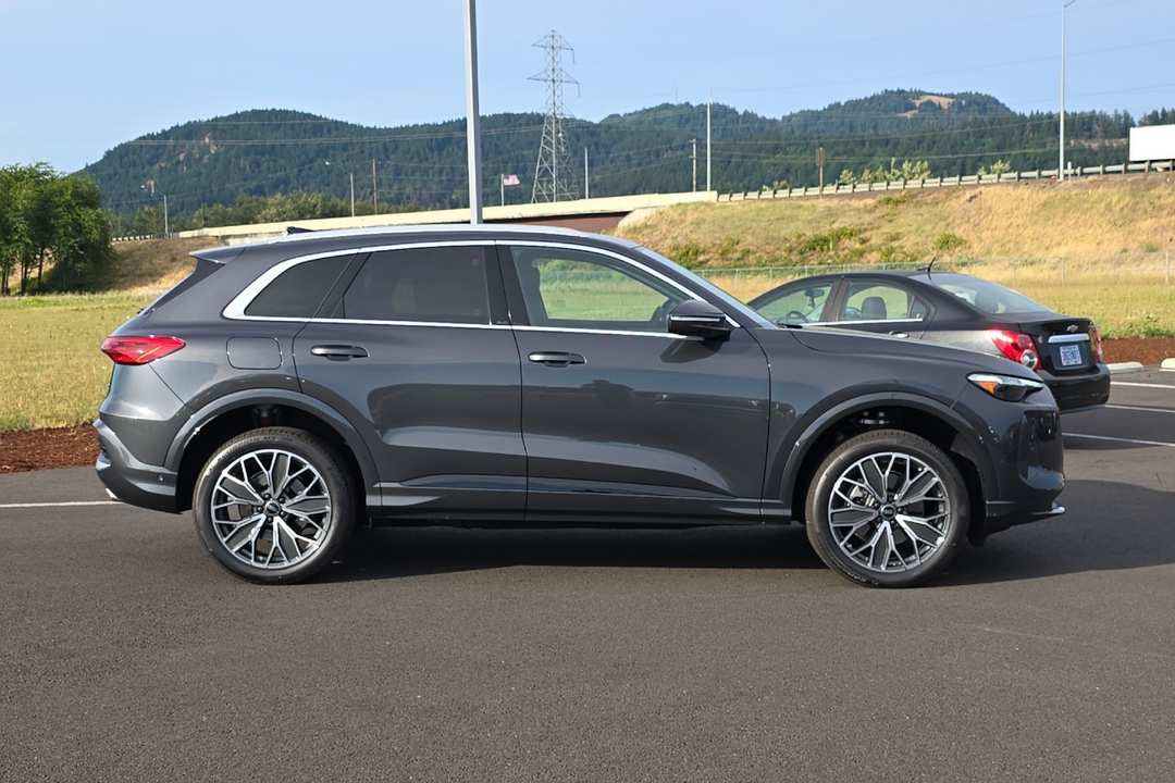 2025 Audi Q5 2.0T Premium Plus - Image 2