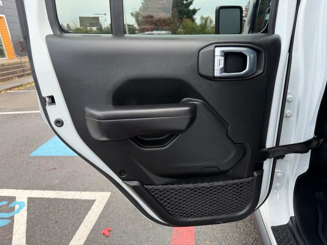 2021 Jeep Gladiator Sport - Image 28