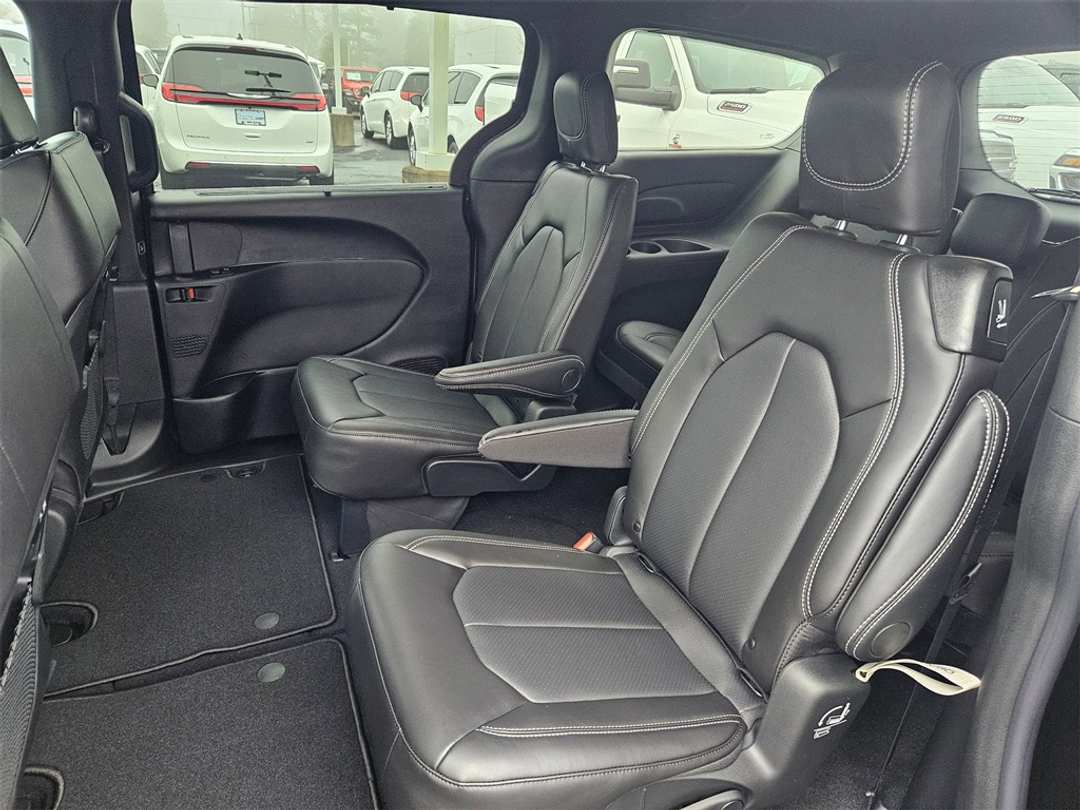 2026 Chrysler Pacifica Select - Image 29