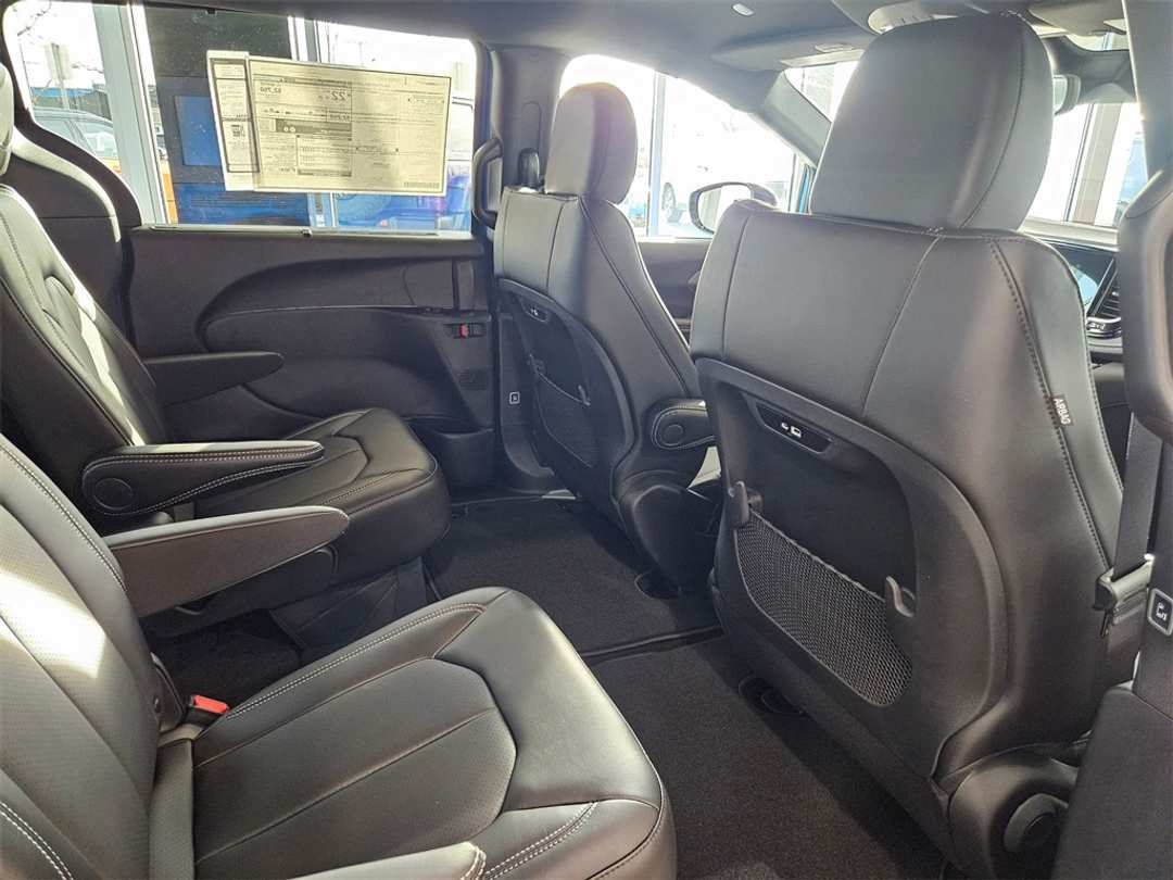 2026 Chrysler Pacifica Select - Image 36