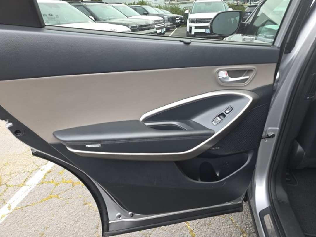 2017 Hyundai Santa Fe SE Ultimate - Image 30