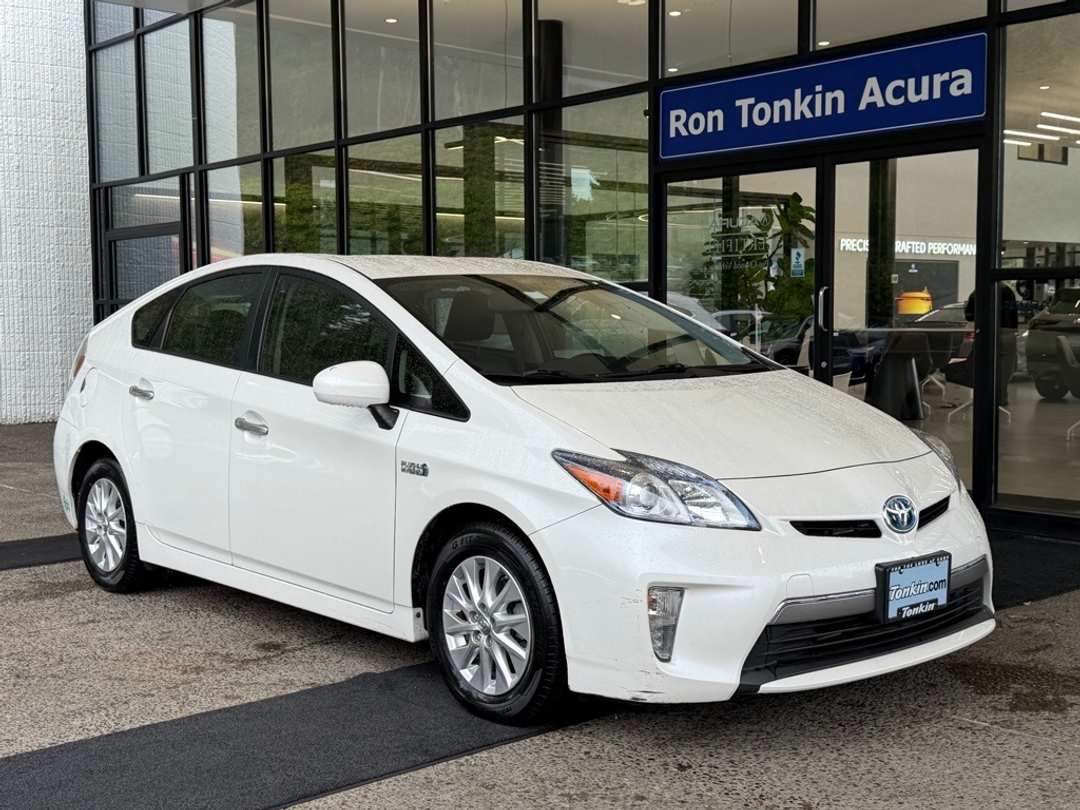 2015 Toyota Prius Advanced - Image 2