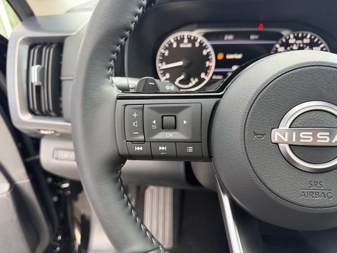 2025 Nissan Pathfinder SL - Image 17