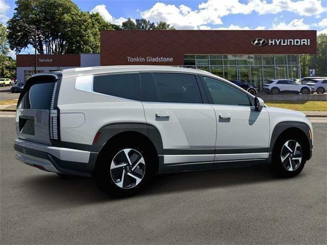 2026 Hyundai Ioniq 9 SE - Image 8