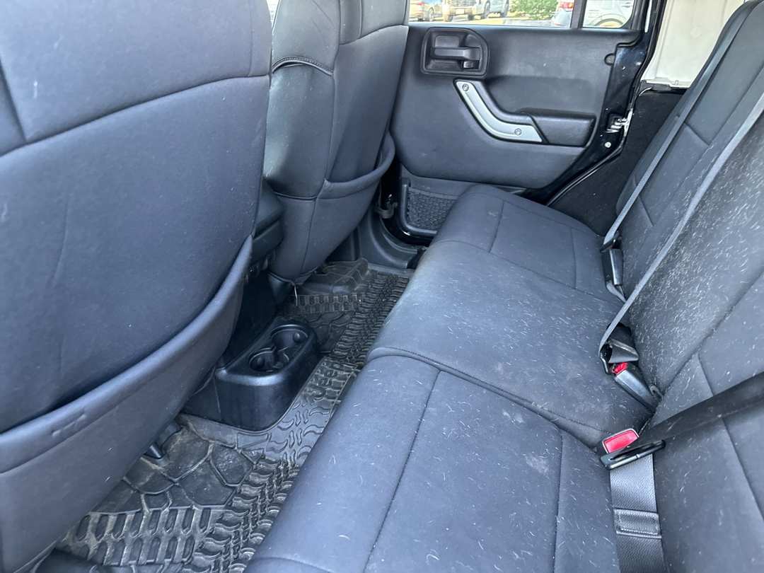 2012 Jeep Wrangler Unlimited Rubicon - Image 11