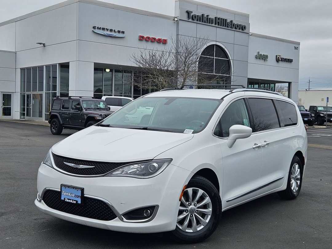 2018 Chrysler Pacifica Touring L - Image 2