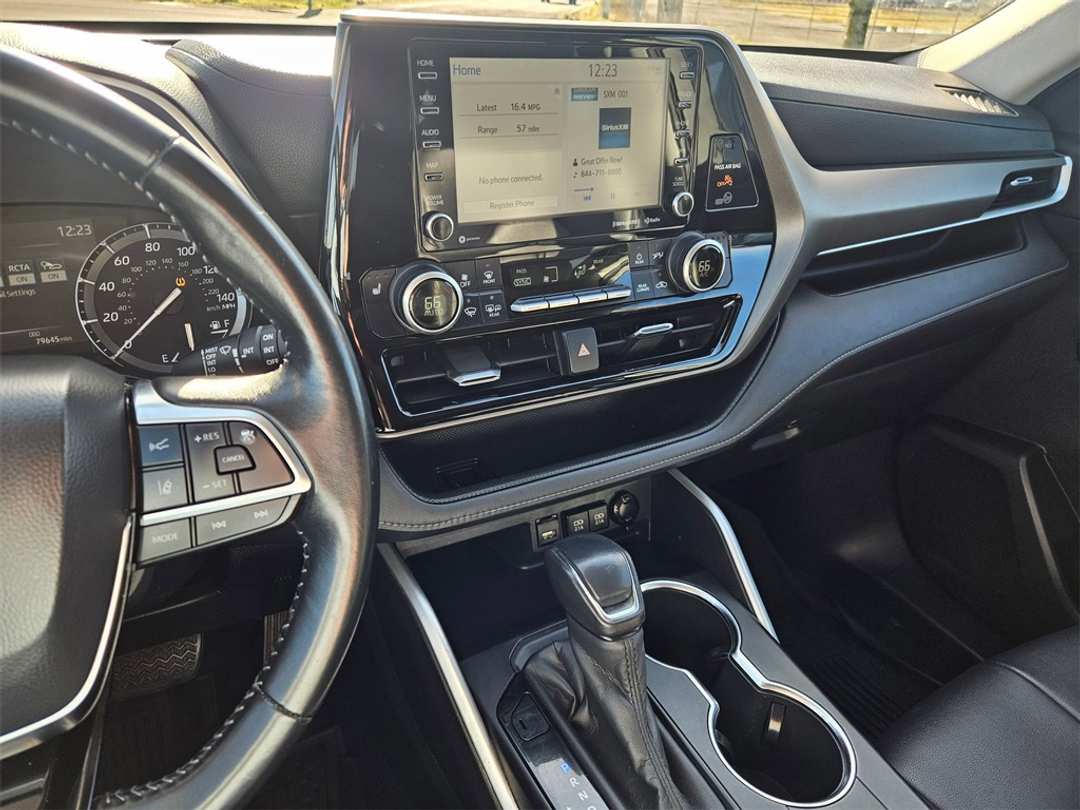 2020 Toyota Highlander XLE - Image 19