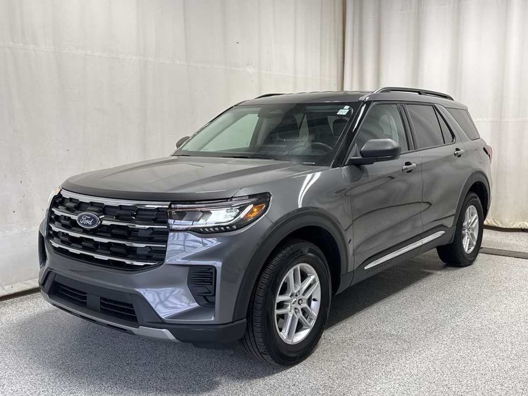 2025 Ford Explorer Active - Image 2