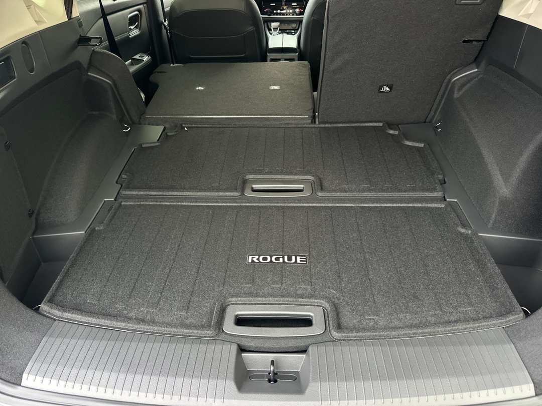 2026 Nissan Rogue Platinum - Image 14