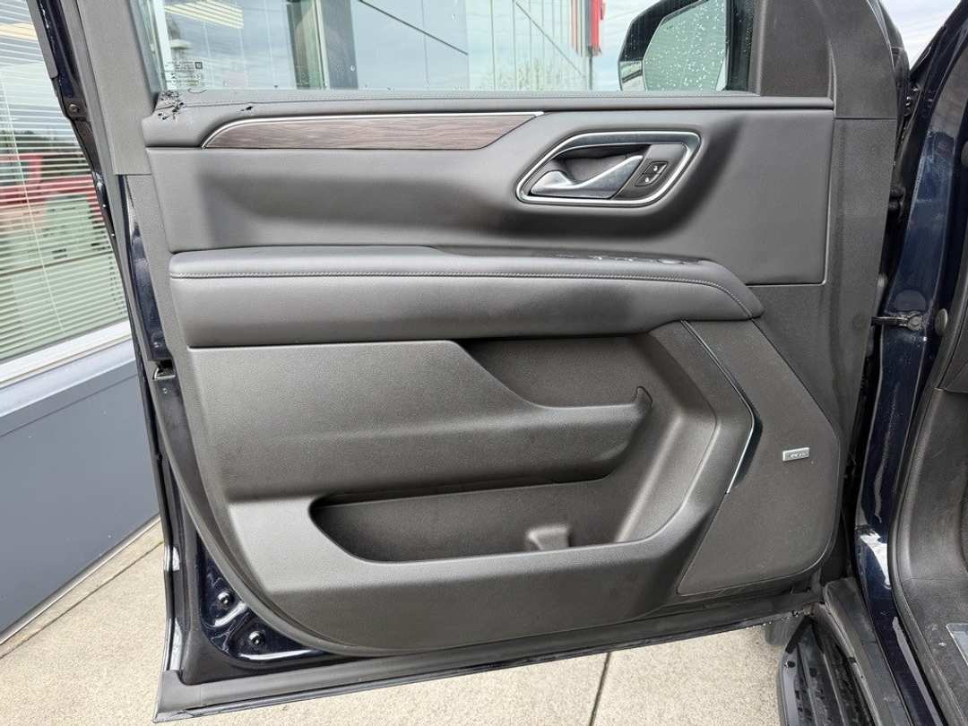 2022 Chevrolet Suburban LT - Image 11