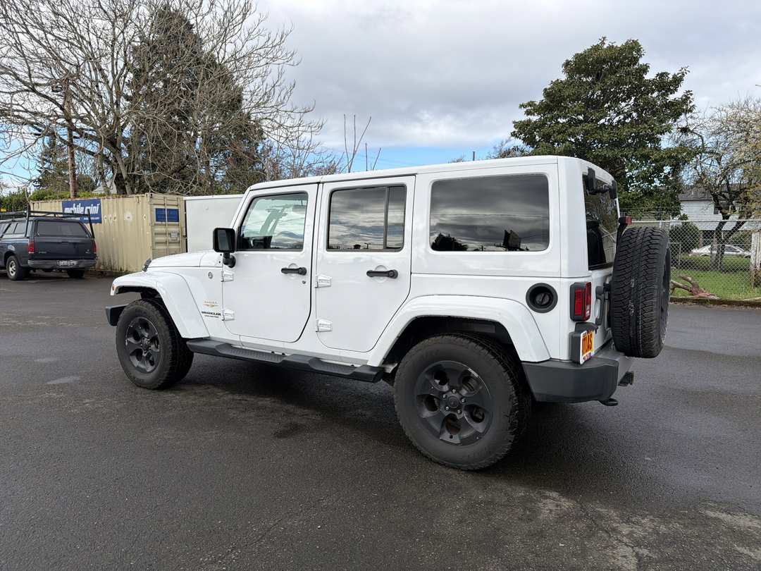 2014 Jeep Wrangler Unlimited Sahara - Image 3