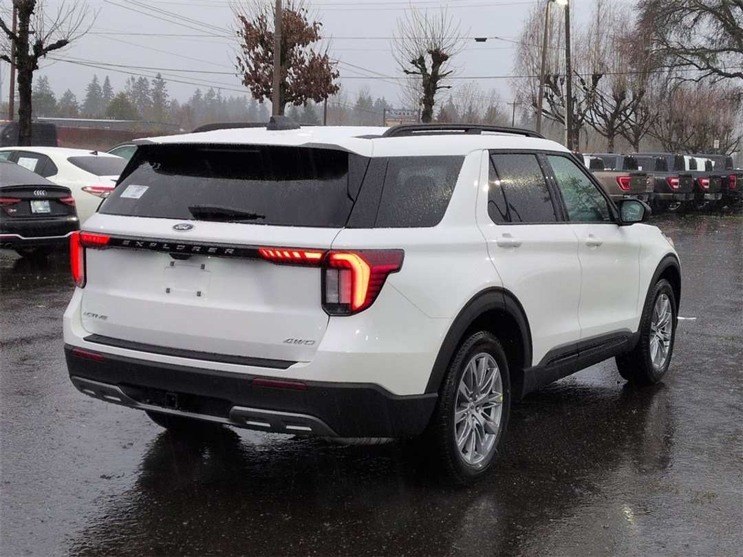 2026 Ford Explorer Active - Image 5