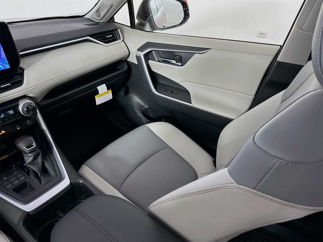2025 Toyota Rav4 XLE Premium - Image 25
