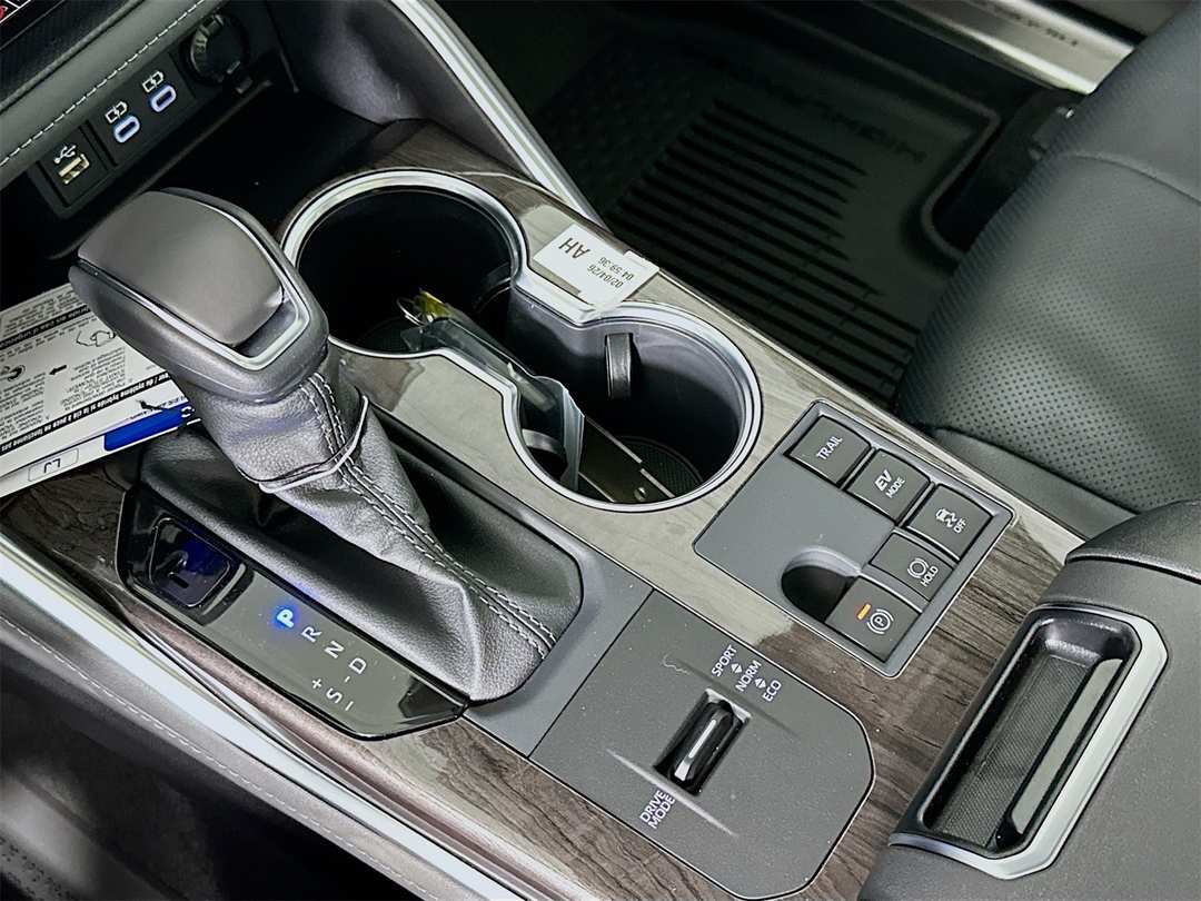 2026 Toyota Highlander Platinum - Image 17