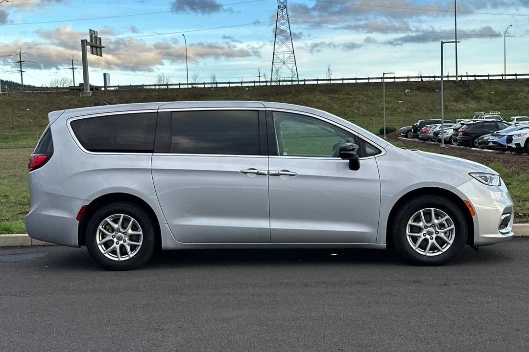 2024 Chrysler Pacifica Touring L - Image 2