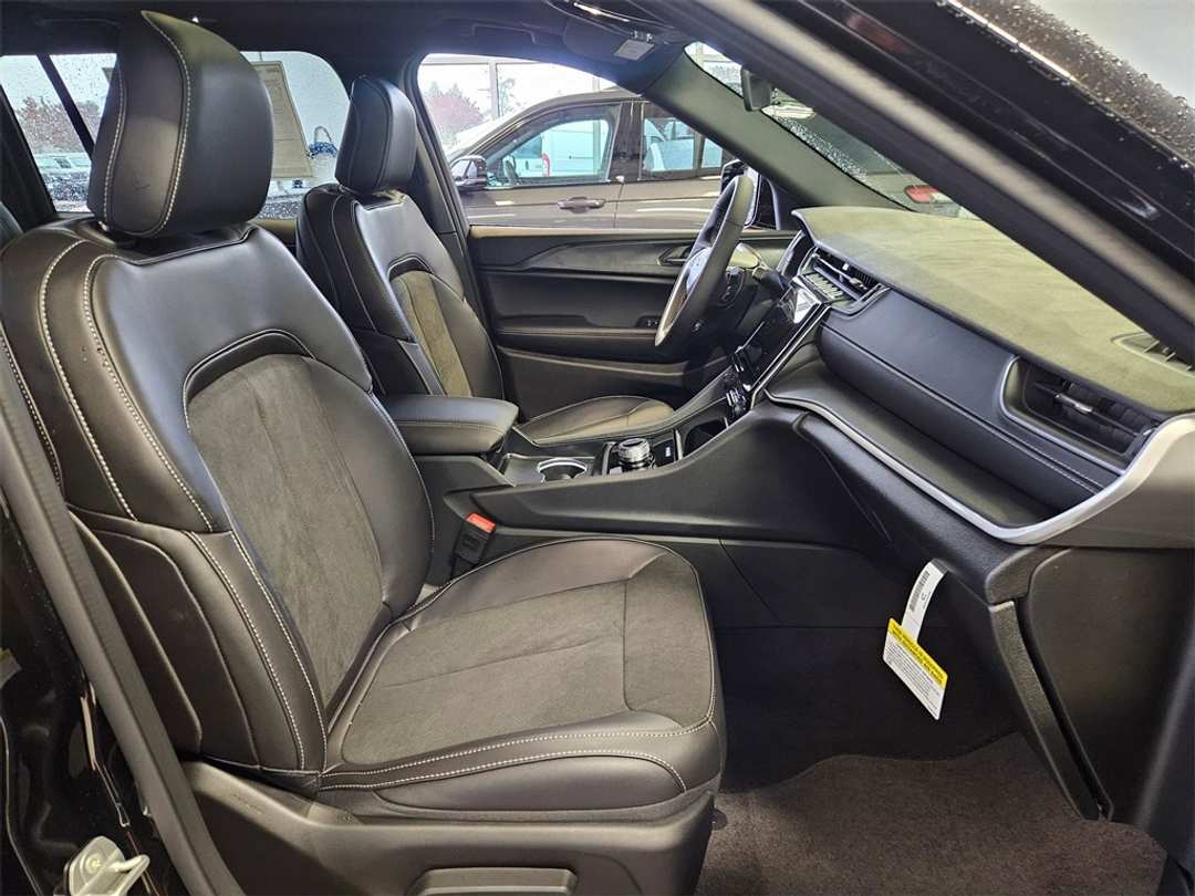 2025 Jeep Grand Cherokee L Altitude X - Image 37