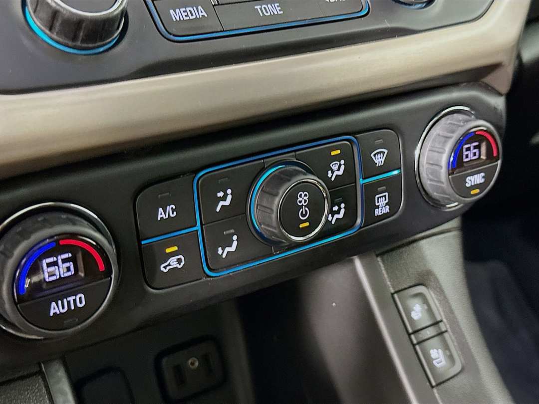 2017 GMC Acadia Denali - Image 17