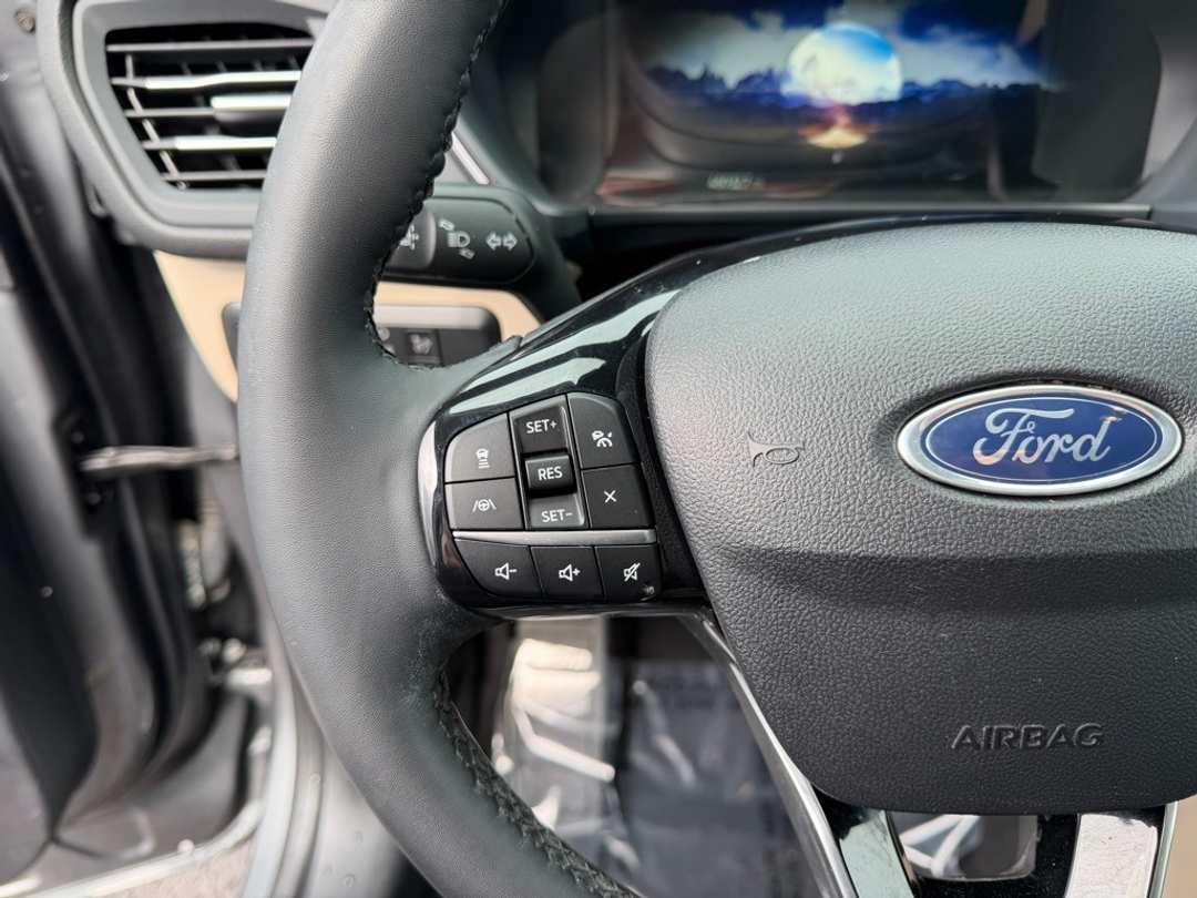 2022 Ford Escape Titanium - Image 17
