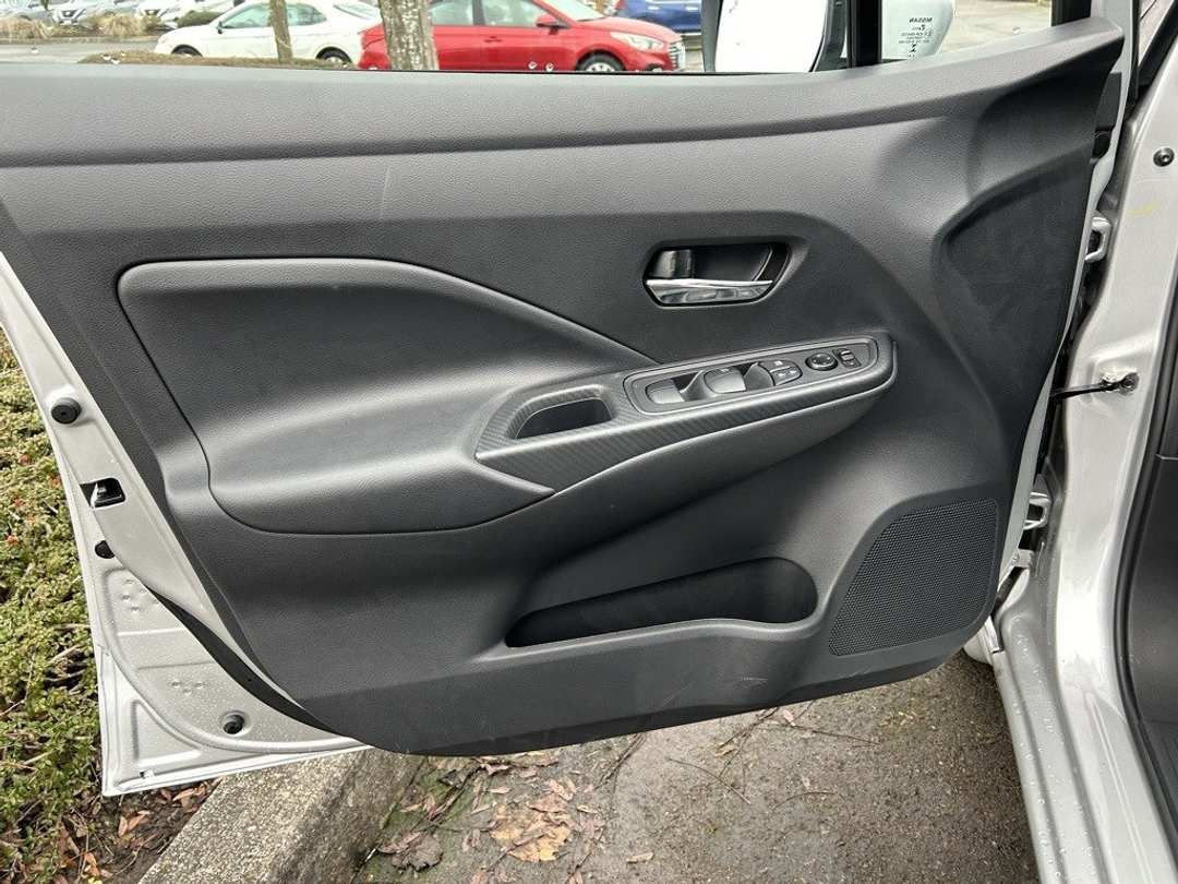 2025 Nissan Versa 1.6 SV - Image 9