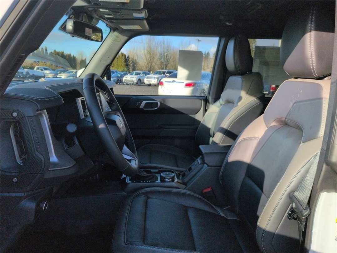 2025 Ford Bronco Outer Banks - Image 11