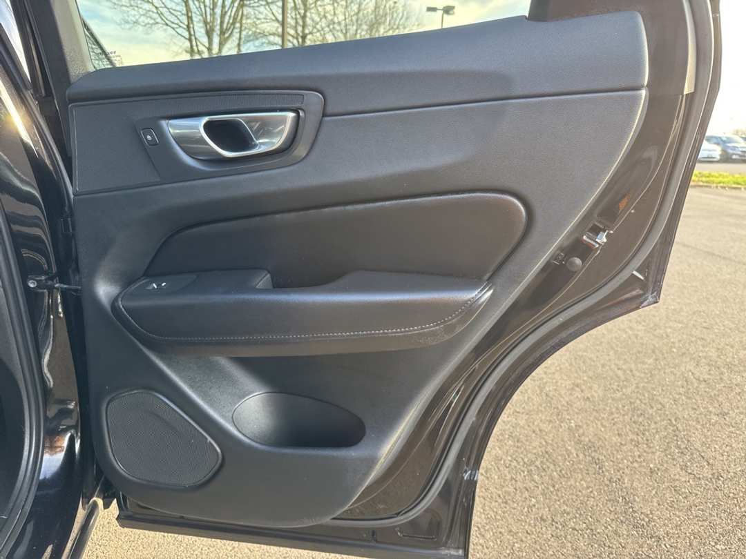 2023 Volvo Xc60 B5 Plus Dark Theme - Image 21
