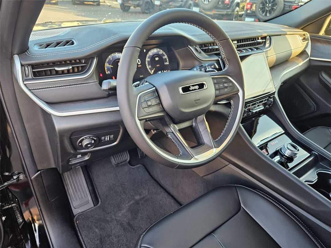 2025 Jeep Grand Cherokee Limited - Image 13