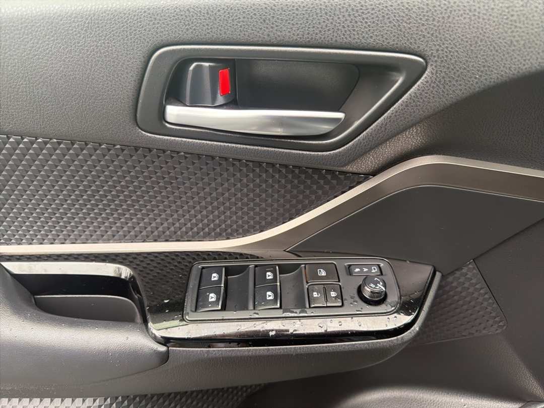 2019 Toyota C-Hr XLE - Image 13