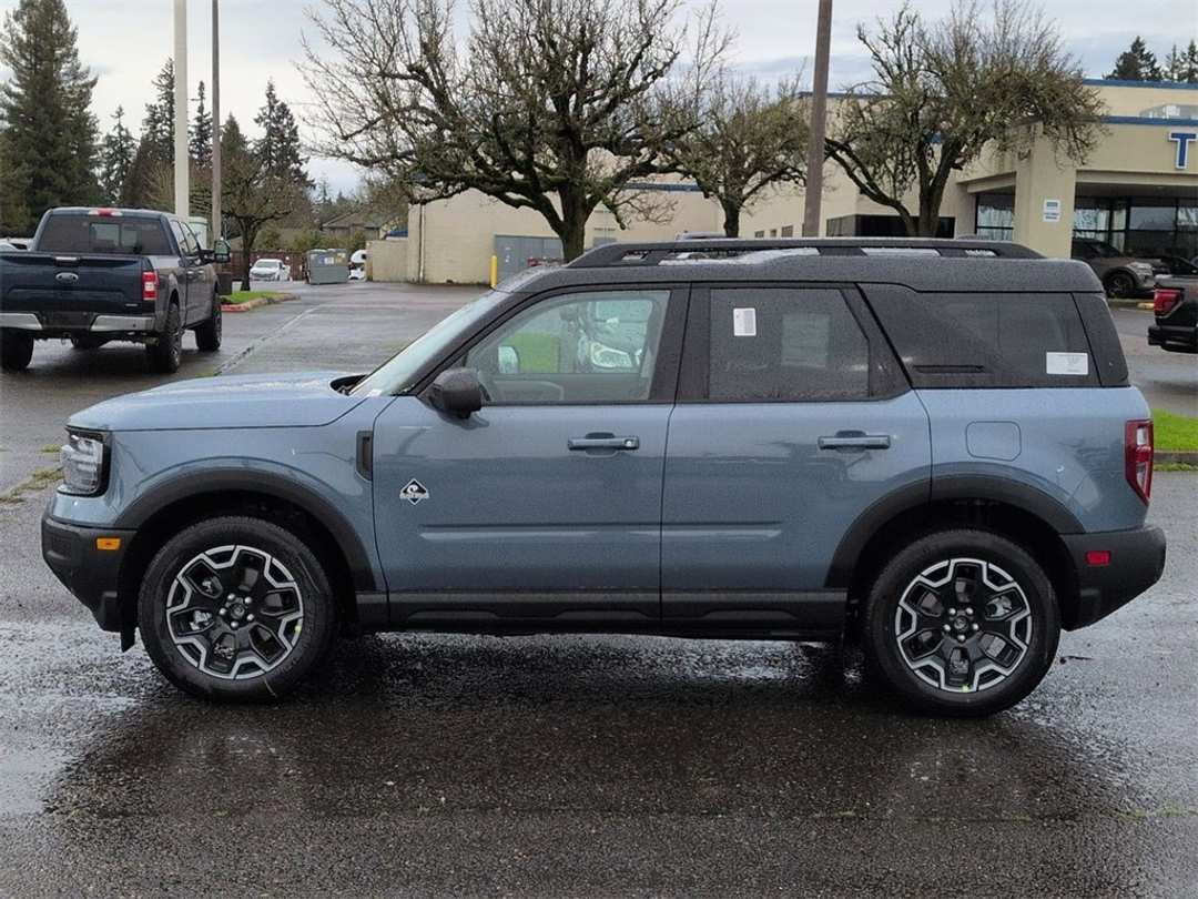 2025 Ford Bronco Sport Outer Banks - Image 2