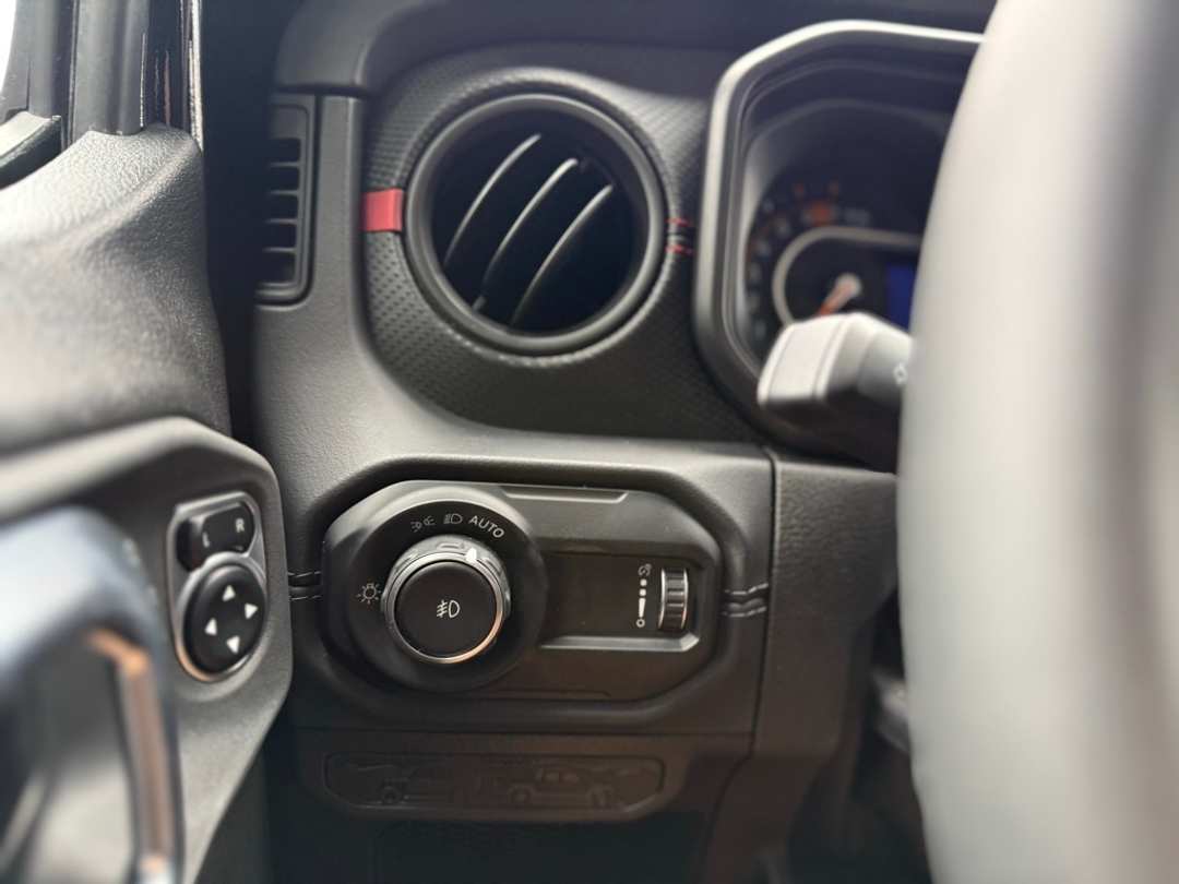 2025 Jeep Wrangler Rubicon - Image 28