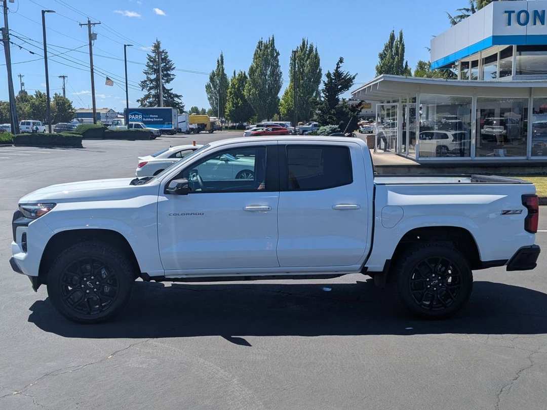 2025 Chevrolet Colorado Z71 - Image 3