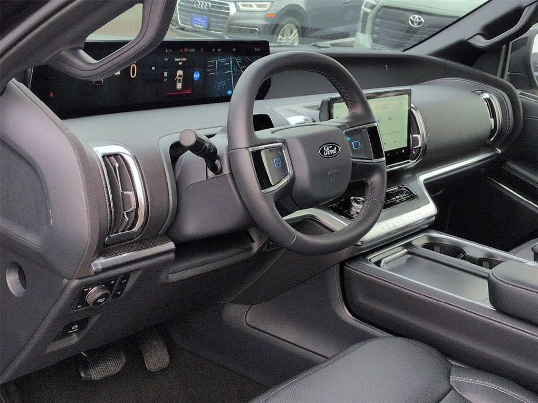 2026 Ford Expedition Platinum - Image 12