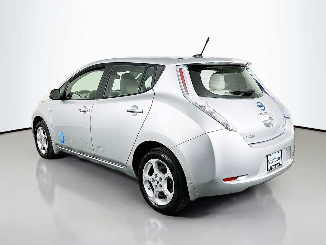 2011 Nissan LEAF SL - Image 6