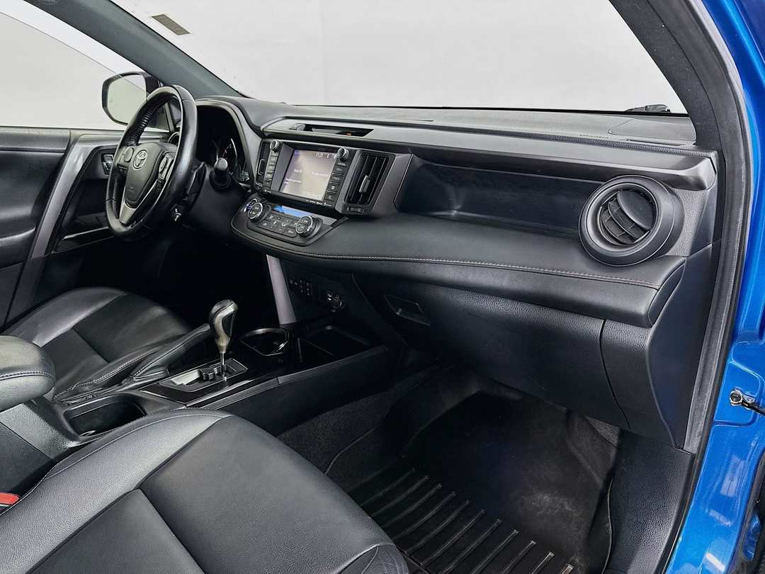 2016 Toyota Rav4 SE - Image 29