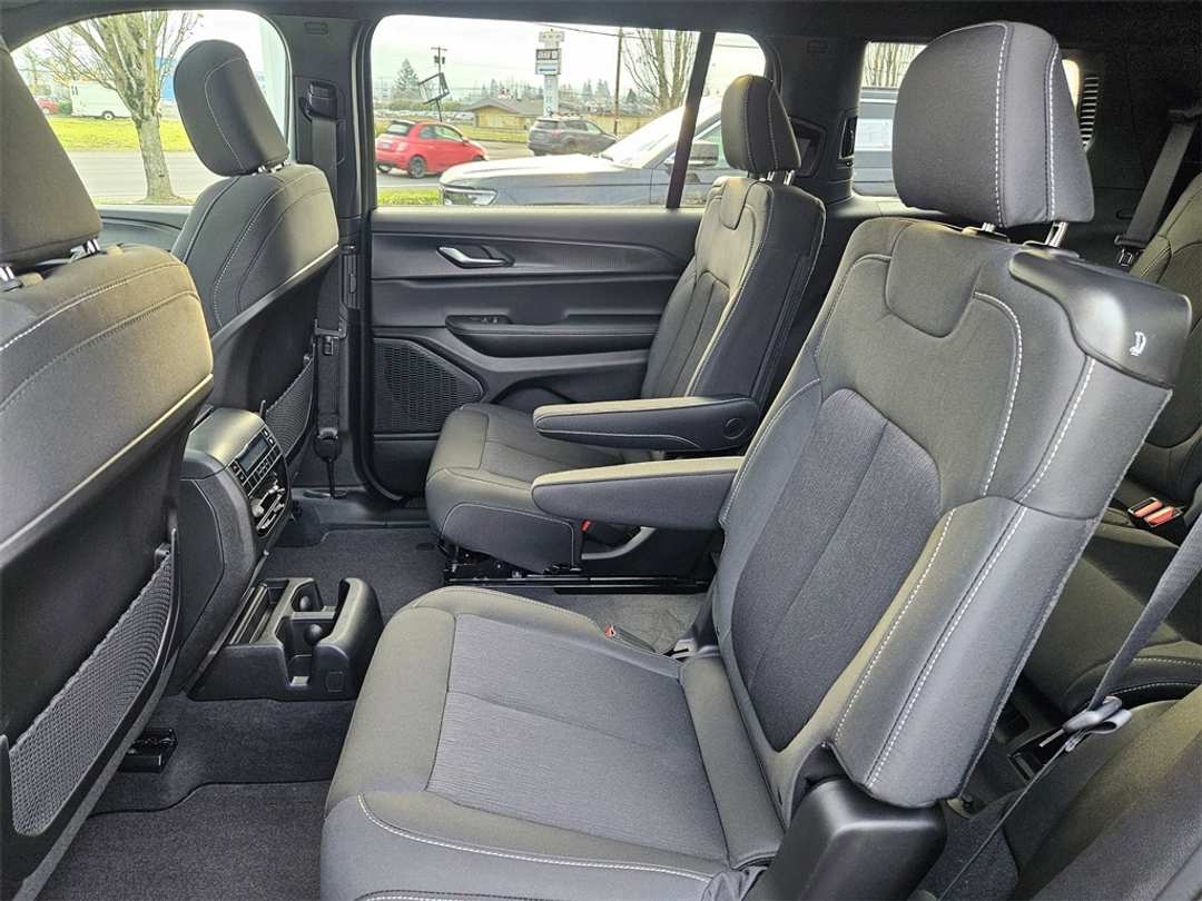 2025 Jeep Grand Cherokee L Laredo - Image 29