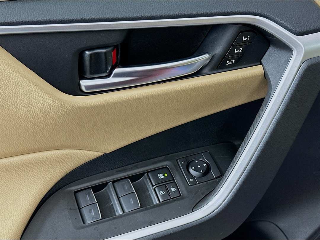 2025 Toyota Rav4 XLE Premium - Image 18