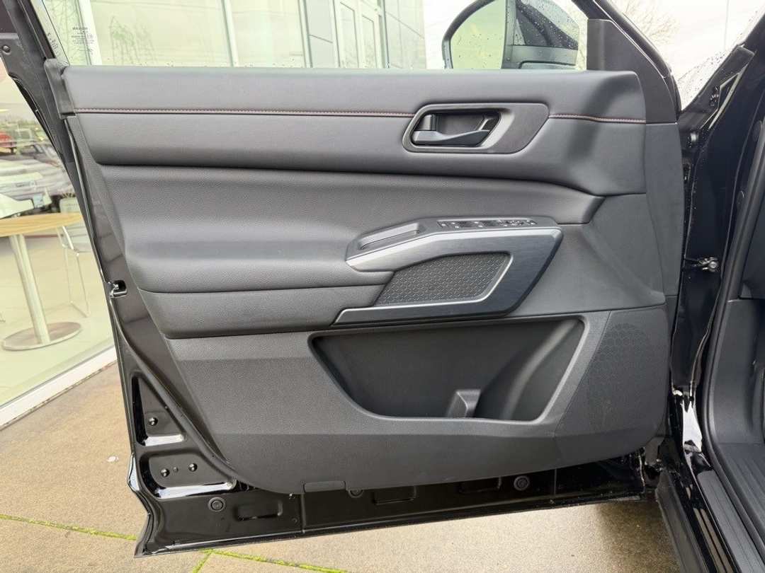 2025 Nissan Pathfinder Rock Creek - Image 11