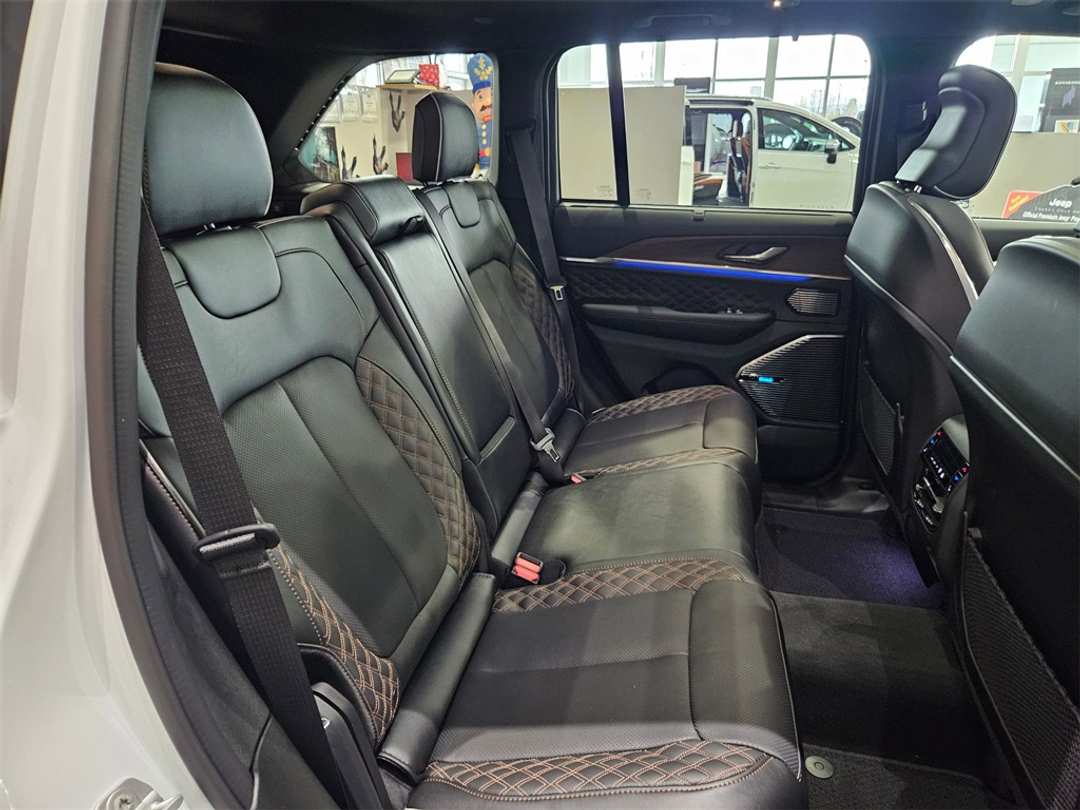 2025 Jeep Grand Cherokee Summit - Image 38