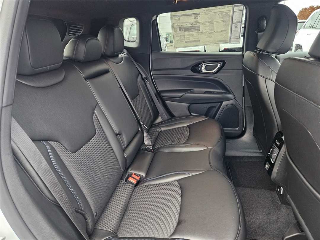 2026 Jeep Compass Latitude - Image 32