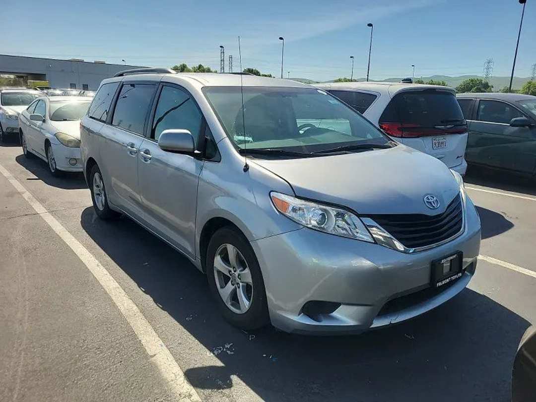 2014 Toyota Sienna LE - Image 2