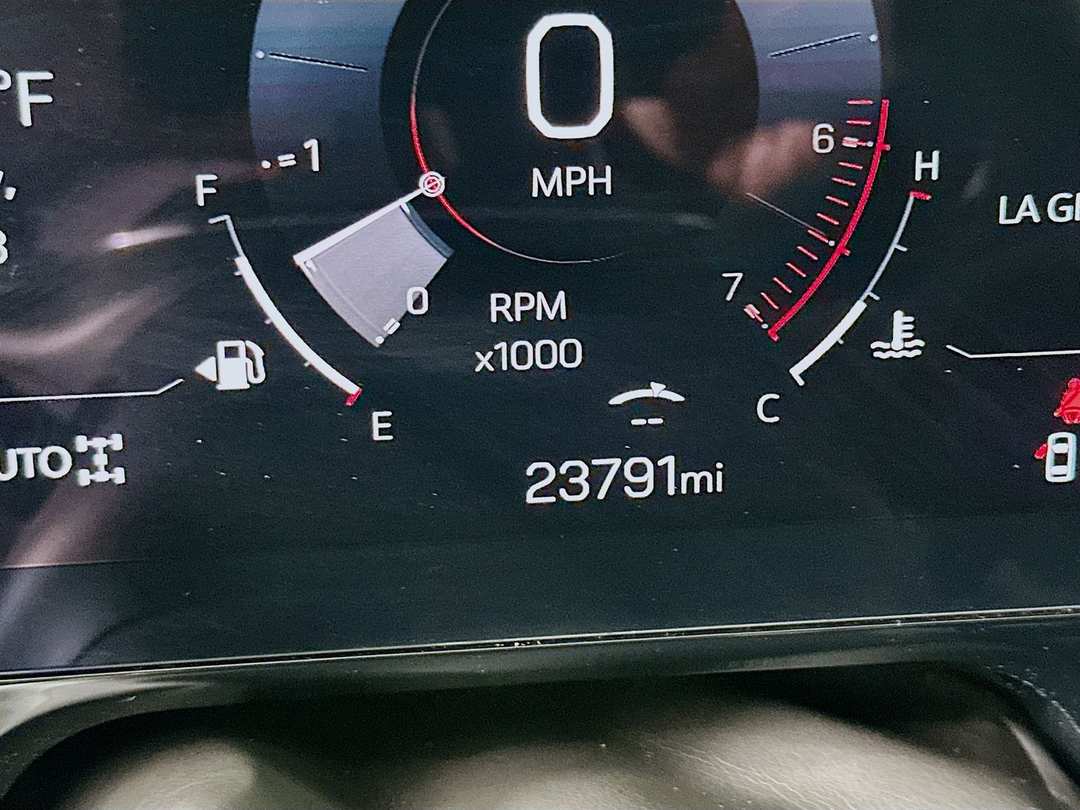 2025 GMC Yukon Denali - Image 13