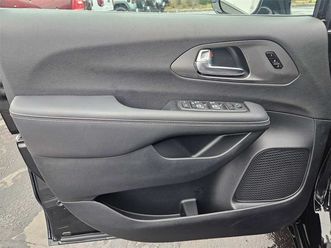 2026 Chrysler Pacifica Select - Image 10