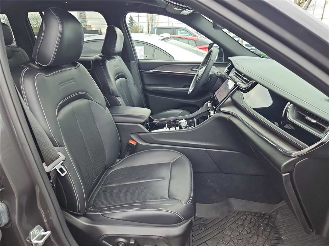 2023 Jeep Grand Cherokee Overland 4xe - Image 28