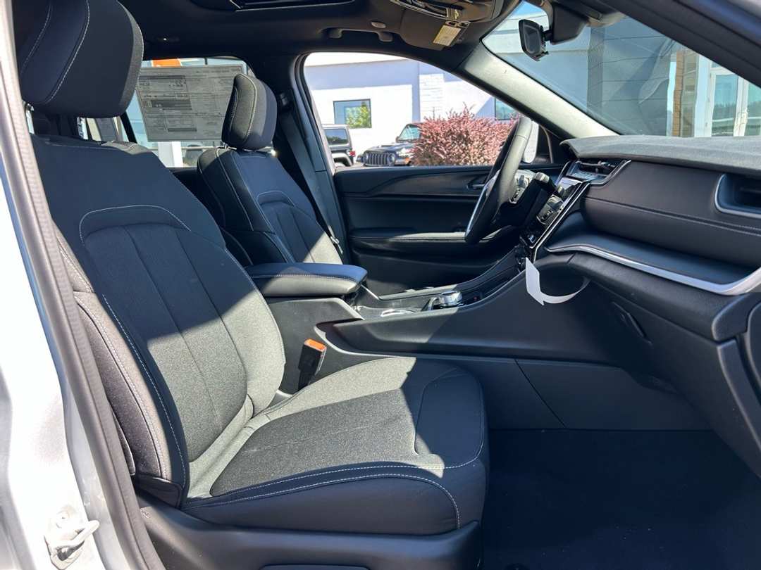 2025 Jeep Grand Cherokee Laredo X - Image 28